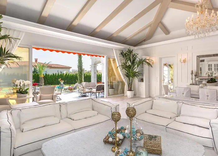 Eden Park Luxury 阳光海滩